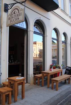 Kaffeerösterei: Straßenansicht mit Außenbestuhlung Kaffeerösterei: Straßenansicht mit Außenbestuhlung