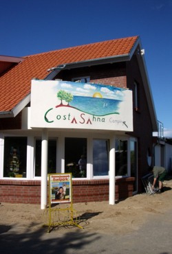 Fassadenmalerei: Sonne und Meer, Costa Sahna Camping Fassadenmalerei: Sonne und Meer, Costa Sahna Camping