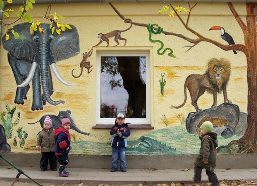 Fassadenmalerei: Afrika mit Elefant und Löwe, Kita Bussibär