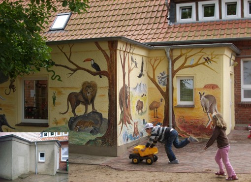 Fassadenmalerei: Tiere Afrikas, Amerikas und Australiens, mit Kindern Fassadenmalerei: Tiere Afrikas, Amerikas und Australiens, mit Kindern