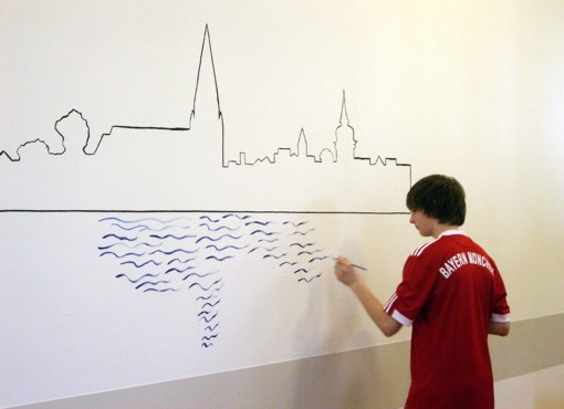 Wandmalaktion mit Jugendlichen: Skyline Schwerins im Frühling, Sommer, Herbst und Winter Wandmalaktion mit Jugendlichen: Skyline Schwerins im Frühling, Sommer, Herbst und Winter