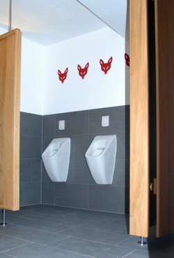 Wandmalerei: Füchse, Hinführung zum Sanitärbereich Wandmalerei: Füchse, Hinführung zum Sanitärbereich